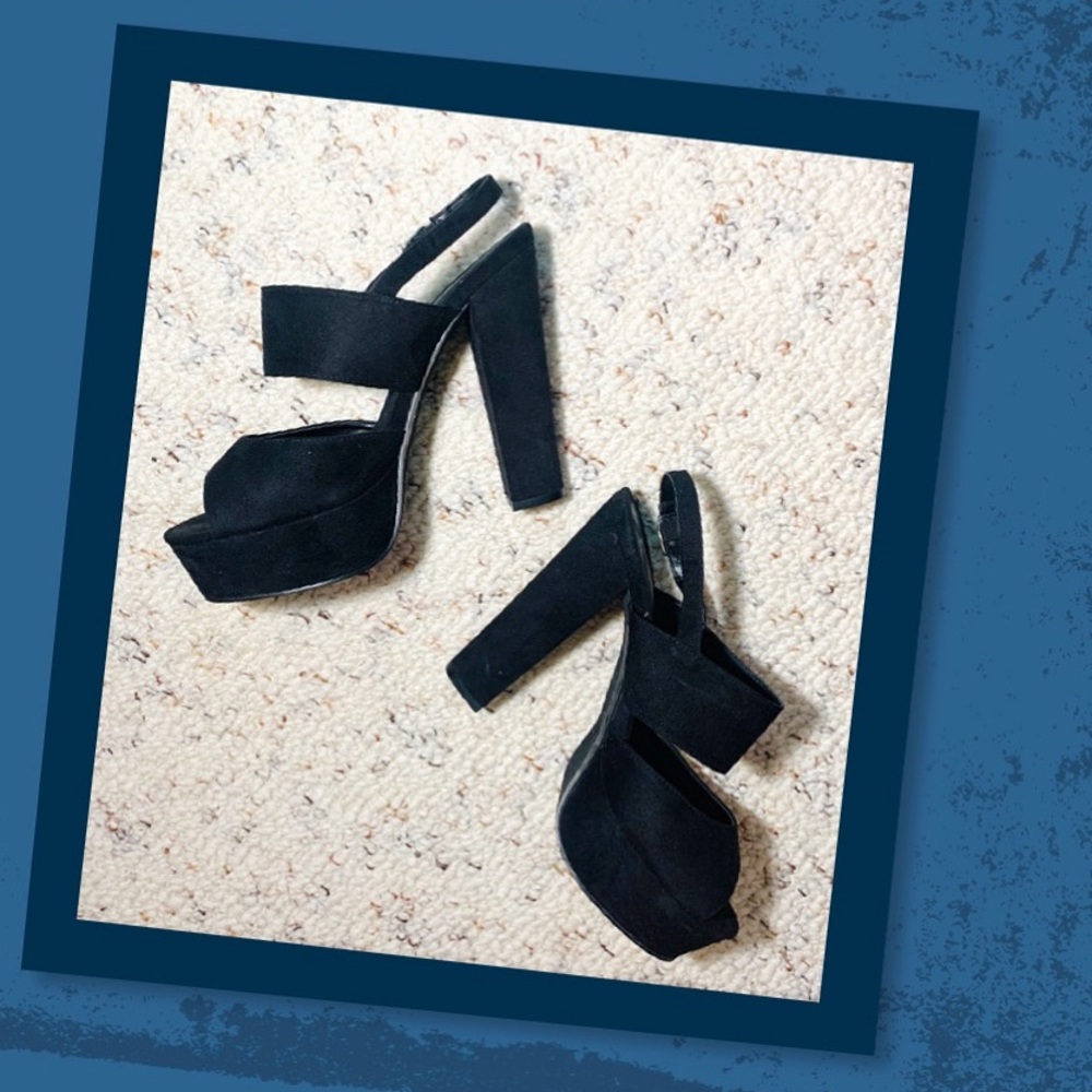 Black Platforms Size 9 (great condition)✨